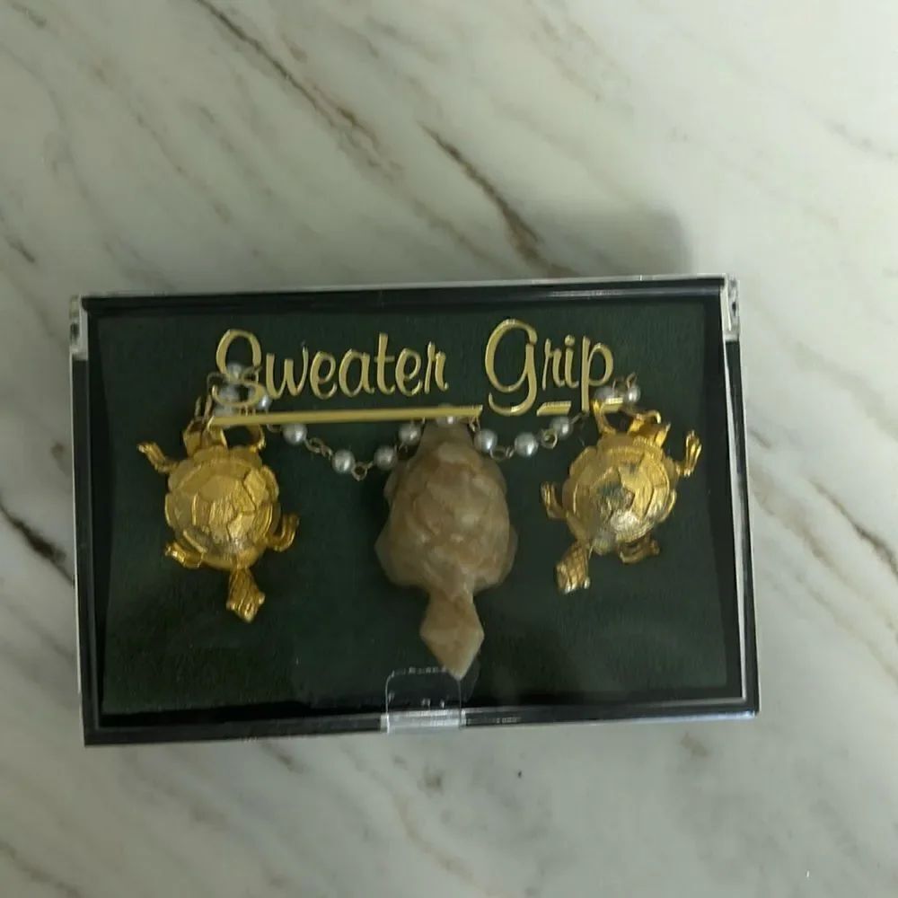 Gold tone Turtle Sweater Grip with quartz turtle